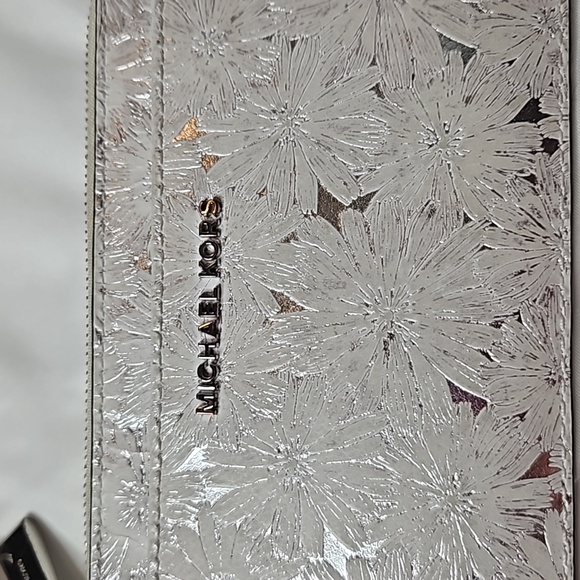 Micheal Kors white&metallic Silver Zippy card case long wallet - Picture 2 of 8